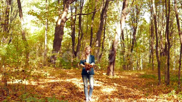 秋天的女孩慢动作扔树叶视频的预览图