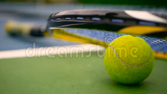 关闭球场上的网球设备运动娱乐理念视频的预览图