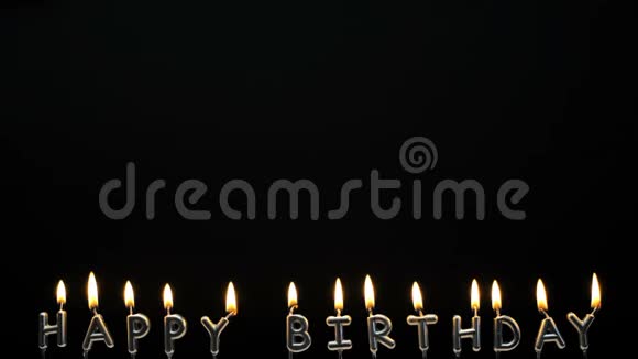 黑色背景上的生日快乐蜡烛视频的预览图