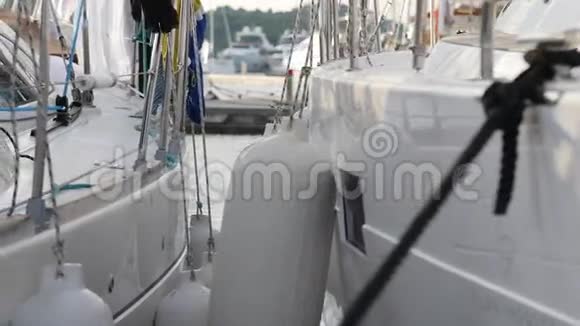 在克罗地亚的锡贝尼克码头的游艇和船只视频的预览图