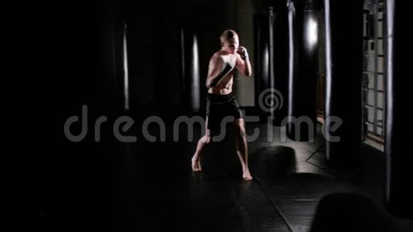 男子拳击手在拳击健身房中的击球视频的预览图
