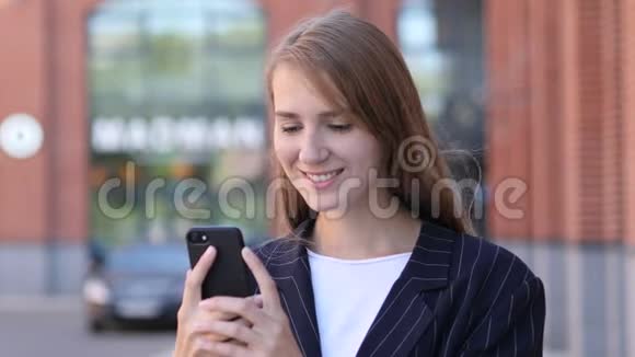 商界女性忙于使用智能手机的画像视频的预览图