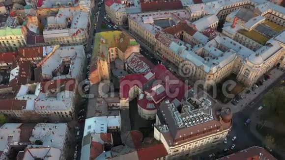 利沃夫历史中心鸟瞰图无人机射击视频的预览图
