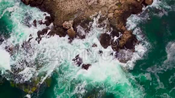 岩石海岸线的鸟瞰与海浪撞击视频的预览图