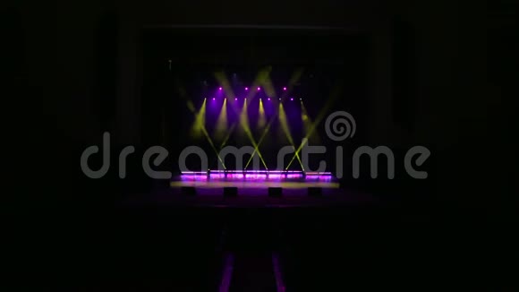 灯光和烟雾在舞台上表演视频的预览图