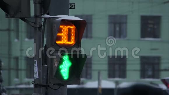 街道上的红绿灯视频的预览图
