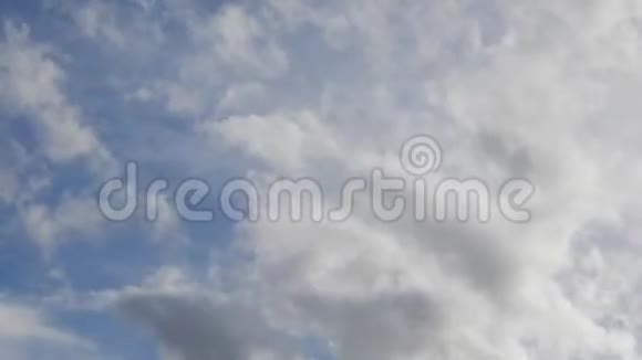 美丽的云在蓝天中移动视频的预览图