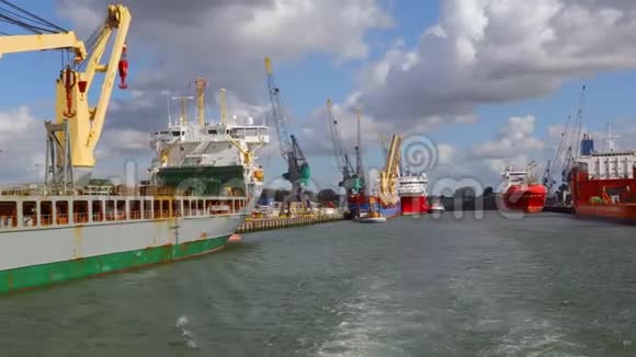 在码头的工业船视频的预览图