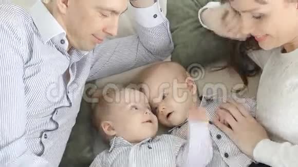 家庭幸福画像有双胞胎宝宝的父母视频的预览图