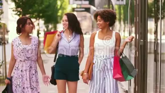 带着购物袋的快乐女人在城里散步视频的预览图