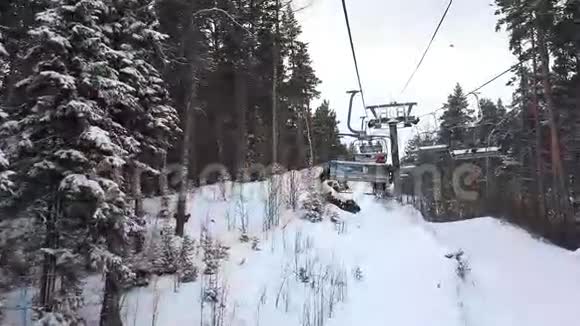 滑雪道带提椅在山上度假视频的预览图