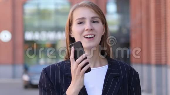 商务女性在电话中交谈的画像视频的预览图