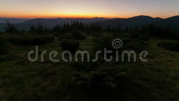 朦胧的黎明在山上美丽的秋景视频的预览图