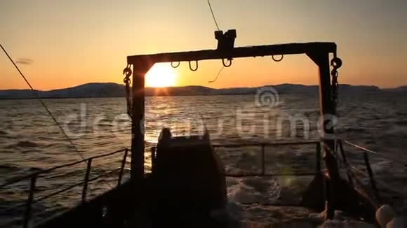 日落时在海上的渔船视频的预览图