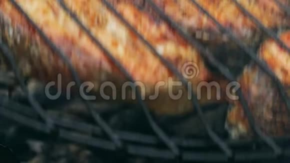 烧烤鲑鱼烧烤用白酱和柠檬做腌料视频的预览图