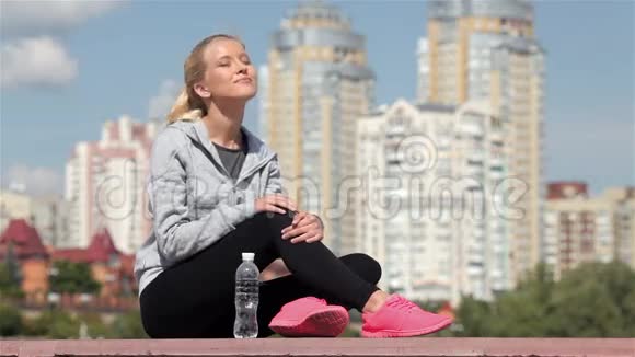 美丽的年轻女孩休息视频的预览图