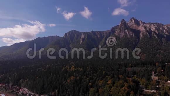 在普拉霍瓦谷和布塞吉山的布斯坦尼滑雪胜地的鸟瞰图视频的预览图