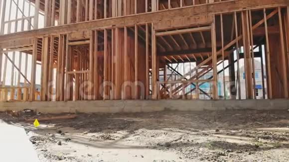 新家园建筑外墙木梁施工视频的预览图