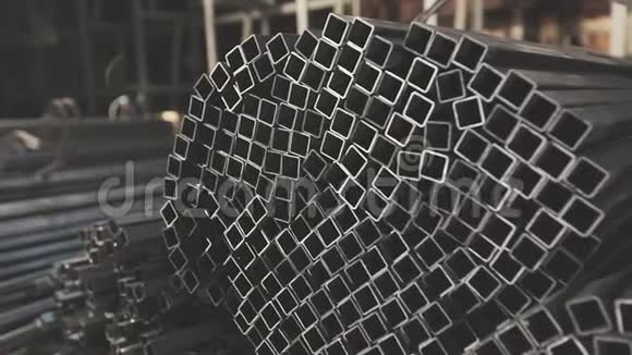 方型材管金属仓库清洁金属仓库金属型材成排堆放视频的预览图