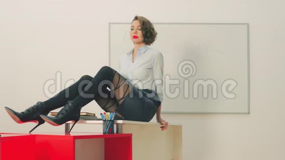 在办公室工作平板电脑的女商人稳定射击视频的预览图