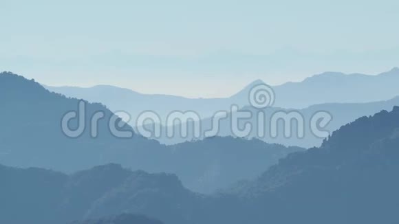 山坡和阿尔卑斯山的景观空气潮湿污染视频的预览图