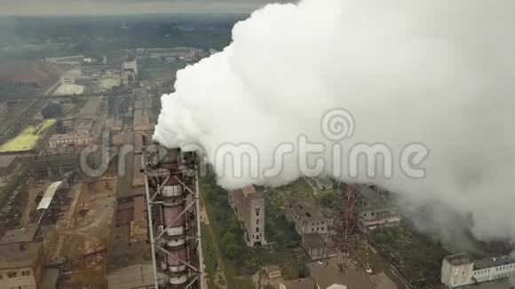 工厂烟囱炼油厂石化或化工厂视频的预览图