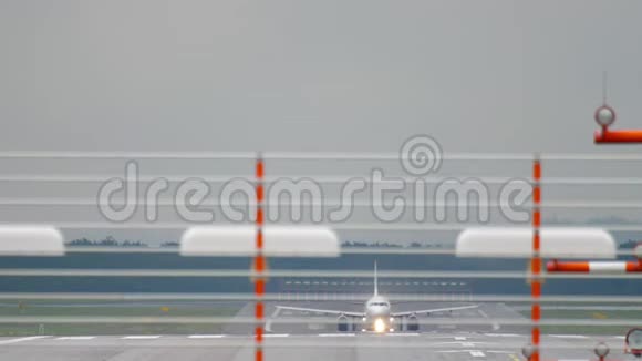 从杜塞尔多夫机场起飞的飞机视频的预览图