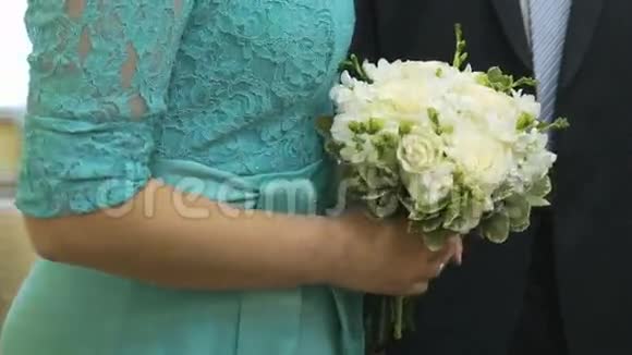 新郎新娘站在婚礼大厅视频的预览图