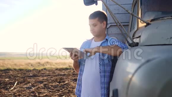 智慧农业男子农民司机站在卡车附近的数字平板生活方式慢动作视频肖像视频的预览图