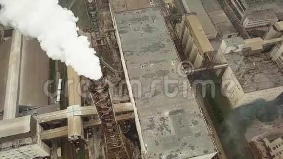 工厂烟囱炼油厂石化或化工厂视频的预览图