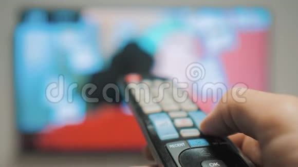 人手握电视遥控器关掉智能电视生活方式频道冲浪紧紧抓住男人手里拿着电视视频的预览图
