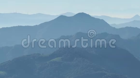山坡和阿尔卑斯山的景观空气潮湿污染视频的预览图
