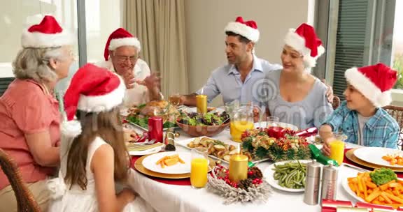 圣诞餐桌上的一家人快乐视频的预览图
