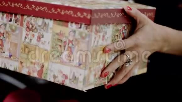 女人带着礼物打开圣诞盒子视频的预览图