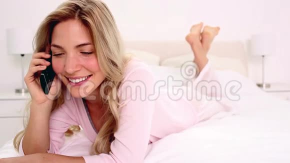 金发女人在卧室打电话视频的预览图