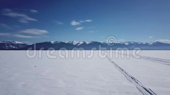 冬季贝加尔湖冰冻的空中景色视频的预览图