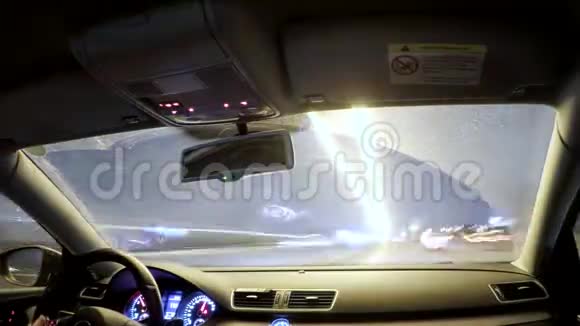 汽车在夜间高速公路上行驶视频的预览图