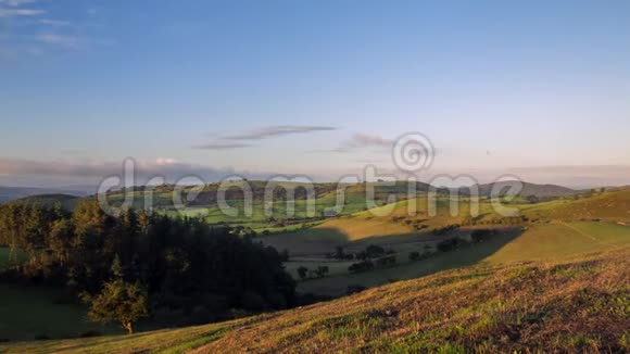 英国乡村绿山风景区视频的预览图