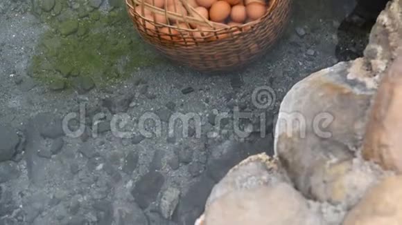 在矿物池里煮鸡蛋视频的预览图