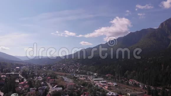 在普拉霍瓦谷和布塞吉山的布斯坦尼滑雪胜地的鸟瞰图视频的预览图