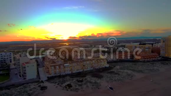 地中海沿岸的鸟瞰日落视频的预览图