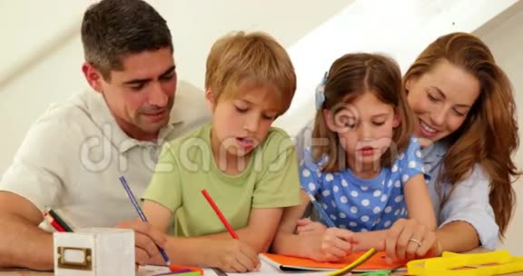 快乐的父母和孩子一起涂色视频的预览图