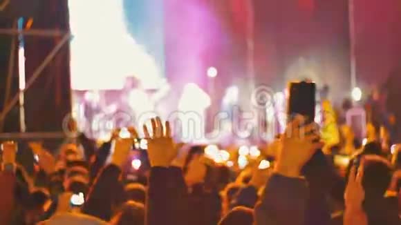 摇滚音乐会上的人群视频的预览图