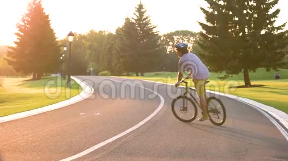 快乐的年轻学生在户外骑自行车视频的预览图