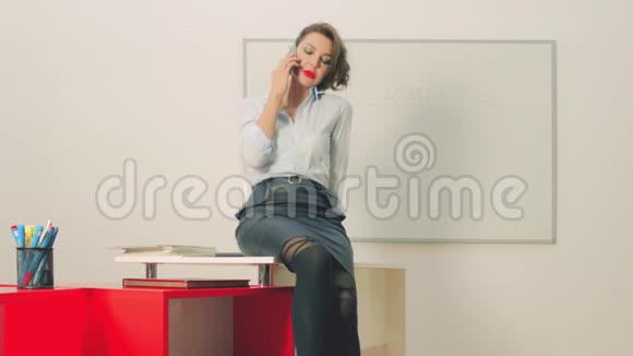 在办公室工作平板电脑的女商人稳定射击视频的预览图