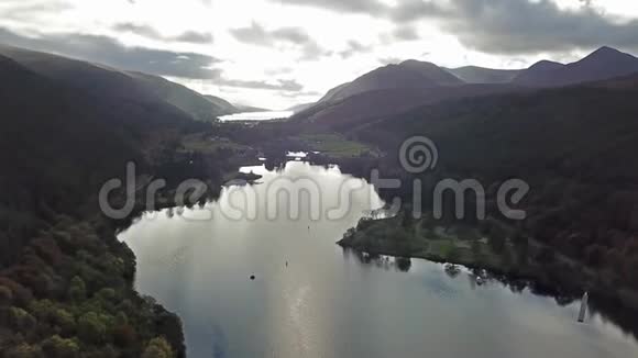 在苏格兰高地的奥希湖上空飞越大峡谷联合王国视频的预览图