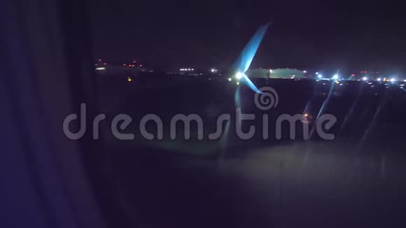 在机场降落起飞飞机飞行生活方式概念飞机在晚上起飞视频的预览图