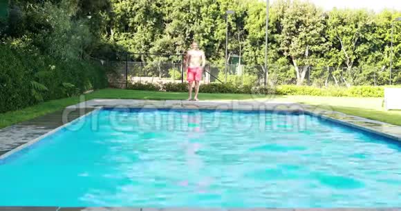人跳进游泳池视频的预览图