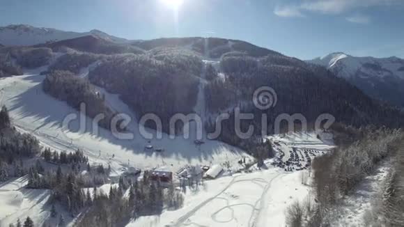 滑雪场的鸟瞰图视频的预览图