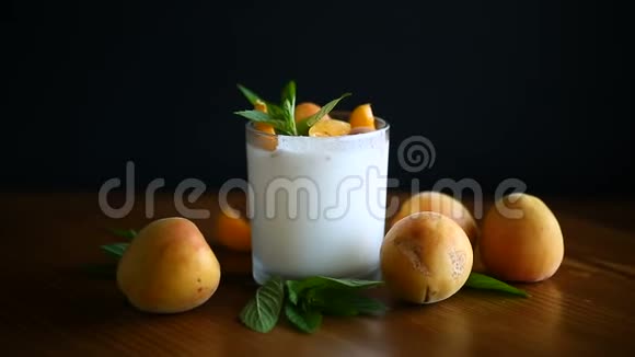 自制酸奶与成熟杏视频的预览图